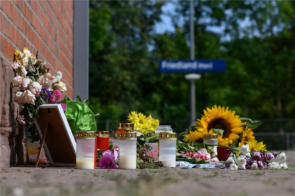 Ein 31 Jahre alter abgelehnter Asylbewerber soll am Bahnhof Friedland eine 16-Jährige in den Tod gestoßen haben. (Archivbild)Swen Pförtner/dpa