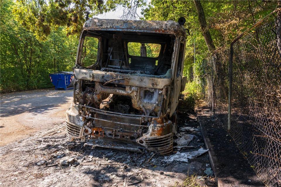 Ein 32-Jähriger ist wegen Brandstiftung auf Baufahrzeuge 2024 in München angeklagt - schon zwei Jahre früher brannten Baufahrzeuge. (Archivfoto) Peter Kneffel/dpa