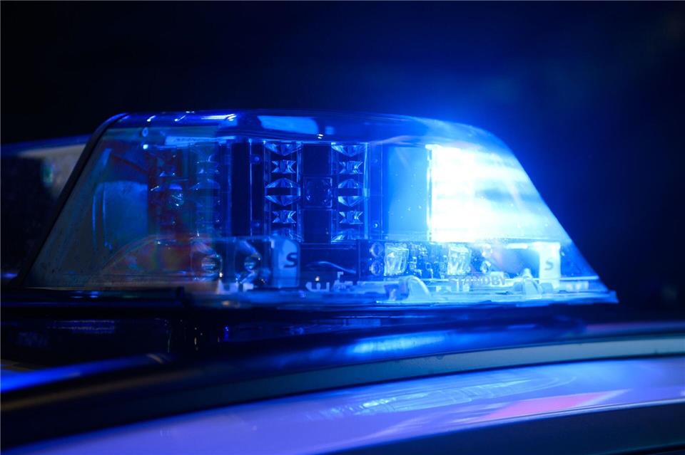 Ein 32-jähriger Mann ist in Mannheim über eine rote Ampel gefahren und anschließend mit dem Wagen einer betrunkenen Fahrerin zusammengestoßen. (Symbolbild)Julian Stratenschulte/dpa
