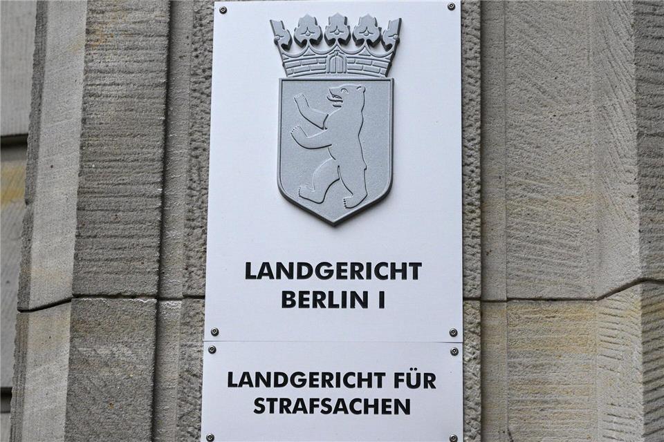 Ein 32-jähriger Mediziner, dem Sexualstraftaten unter anderem durch Ratschläge in einer Chatgruppe zur Last gelegt werden, steht vor Gericht. (Symbolbild) Jens Kalaene/dpa