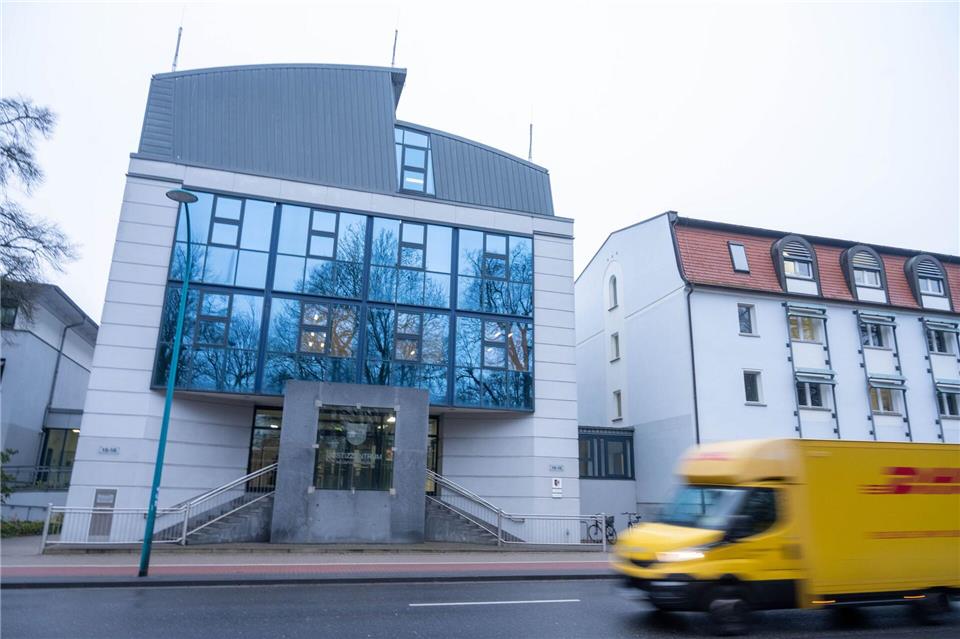 Ein 35-Jähriger muss sich in Neubrandenburg wegen des Vorwurfs des Totschlags vor Gericht verantworten. (Archivbild)Stefan Sauer/dpa