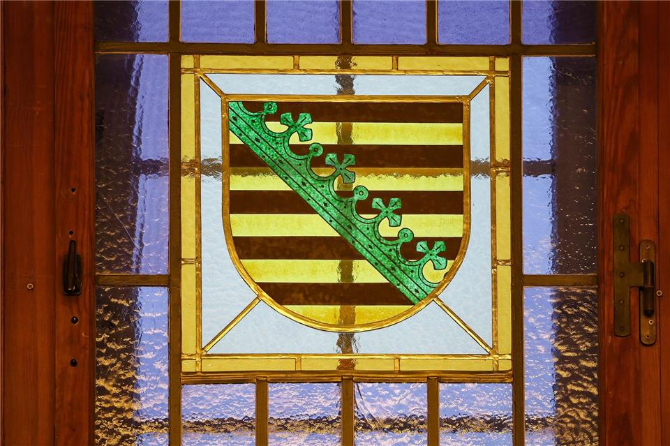 Ein 36-Jähriger muss wegen Körperverletzung und Raubes vor Gericht. (Archivbild)Jan Woitas/dpa