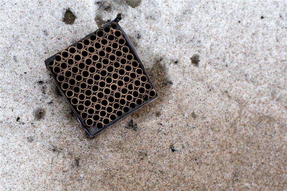 Ein 36 Jahre alter Mann wurde in Naumburg beim Abbrennen einer Feuerwerksbatterie schwer am Kopf verletzt. (Symbolbild)Pia Bayer/dpa