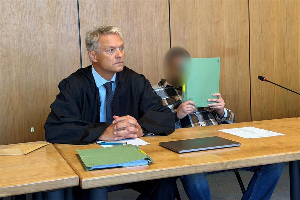 Ein 37-Jähriger soll seine Ex-Partnerin getötet haben - vor Gericht sagt er zu dem Vorwurf: „Nicht dass ich wüsste.“Thomas Strünkelnberg/dpa