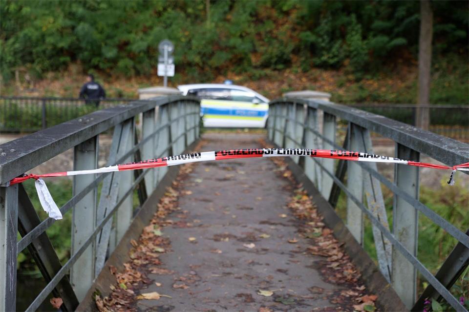 Ein 37-Jähriger stirbt in Osterode an einer Schussverletzung - jetzt nimmt die Polizei einen 29 Jahre alten Tatverdächtigen fest. Der Mann kommt in Untersuchungshaft. (Archivbild)Stefan Rampfel/dpa