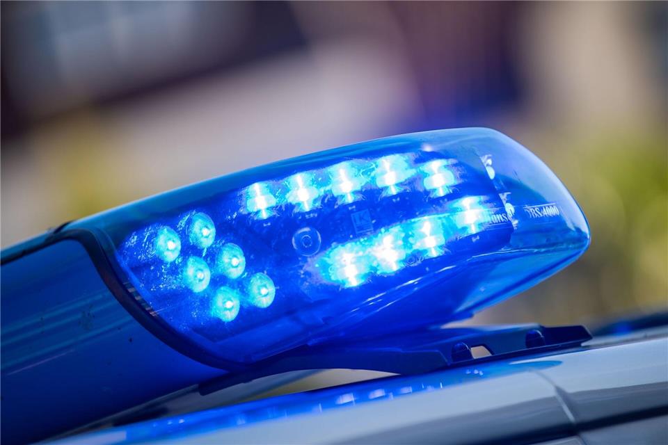 Ein 38-Jähriger kommt verletzt ins Krankenhaus. (Symbolbild)Lino Mirgeler/dpa