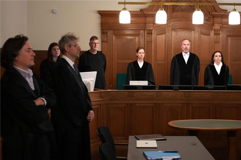 Ein 38-jähriger Mann ist wenige Monate nach seiner Verurteilung wegen Vergewaltigung einer Abiturientin in einem zweiten Prozess um weitere Opfer zu fünfeinhalb Jahren Haft mit anschließender Sicherungsverwahrung verurteilt worden. (Archivbild)Soeren Stache/dpa