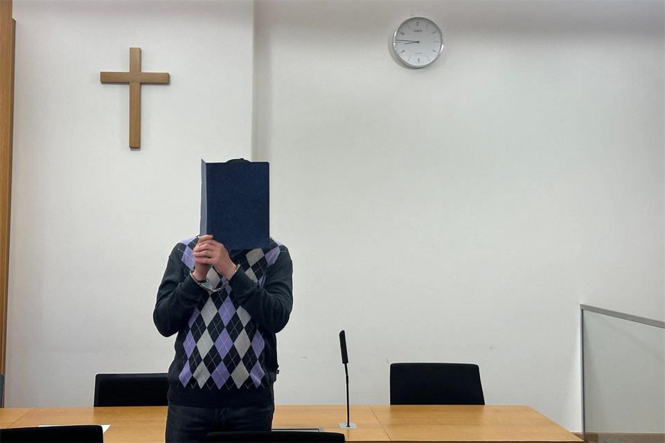 Ein 39 Jahre alter Mann ist vor dem Landgericht Deggendorf angeklagt, die Staatsanwaltschaft wirft ihm Mord an zwei Nachbarinnen und einem Nachbarn in einem Mehrfamilienhaus in Zwiesel vor.Ute Wessels/dpa