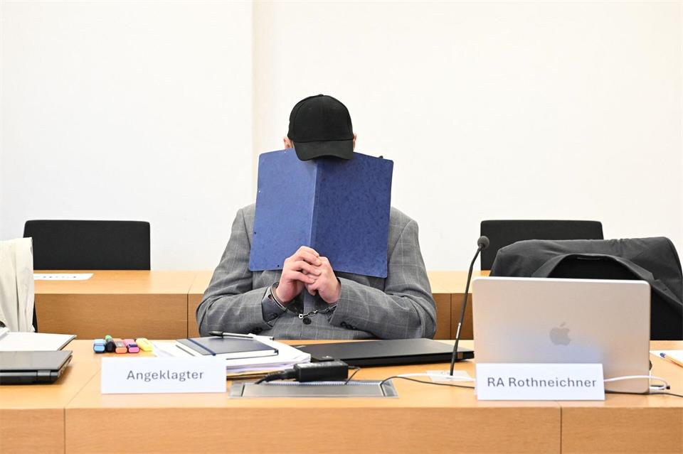 Ein 39 Jahre alter Mann soll in Zwiesel zwei Nachbarinnen und einen Nachbarn ermordet haben. Gegen ihn hat nun vor dem Landgericht Deggendorf der Prozess begonnen.Felix Hörhager/dpa
