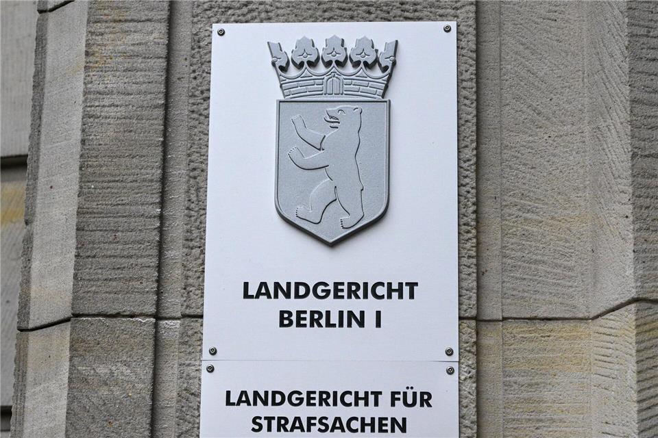 Ein 40-Jähriger, der vor einem Supermarkt in Berlin-Lichtenberg einen 66-jährigen Passanten mit einem Messer lebensgefährlich verletzt haben soll, steht unter anderem wegen versuchten Mordes vor Gericht. (Foto Illustration) Jens Kalaene/dpa