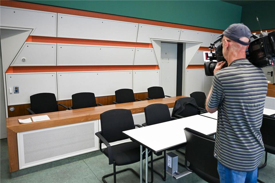 Ein 42-Jähriger, der die Meisterschale der Füchse Berlin gestohlen haben soll, steht wegen einer Reihe von Straftaten vor Gericht. (Foto aktuell)Jens Kalaene/dpa