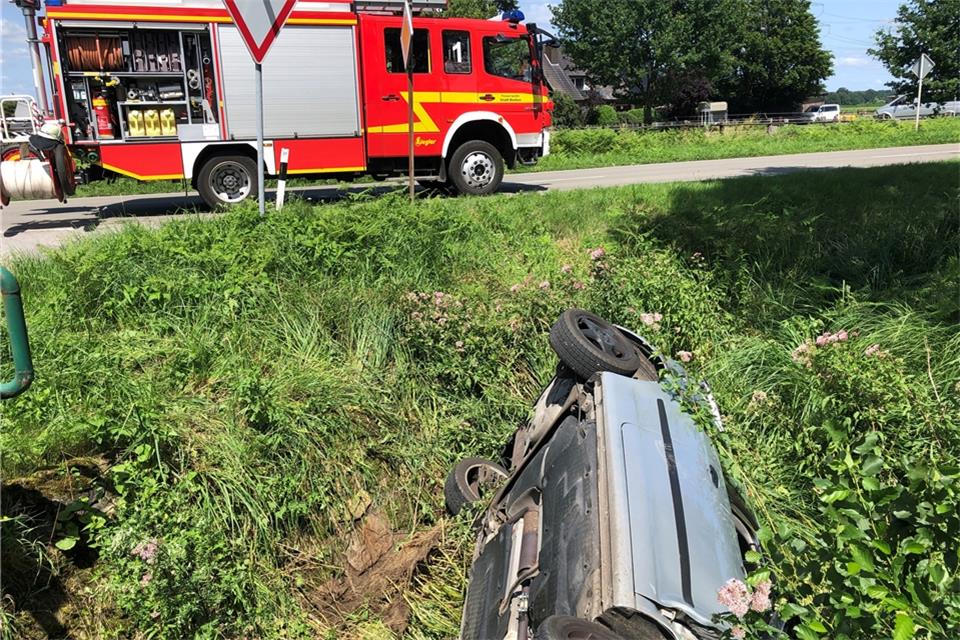Ein 42-jähriger Autofahrer landete am Samstagmittag beim Abbiegen im Straßengraben. Der Mann war laut Polizei stark alkoholisiert, hatte keine Fahrerlaubnis und war einschlägig vorbestraft.