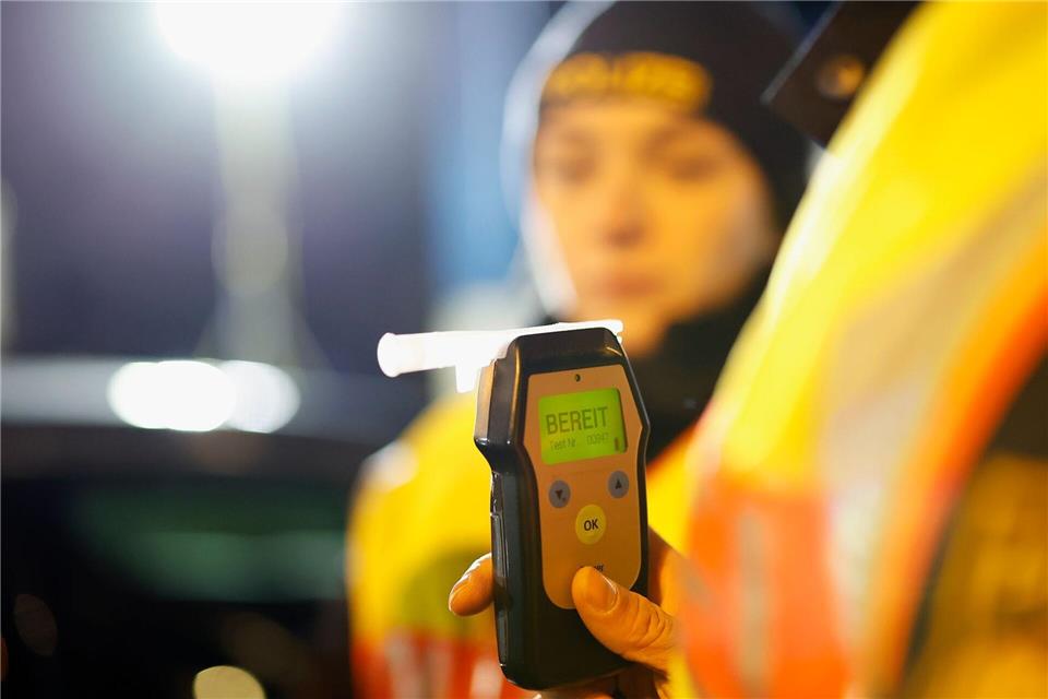 Ein 43 Jahre alter Schulbus-Fahrer ist in Anklam mit 2,73 Promille ertappt worden. (Symbolbild)Heiko Becker/dpa