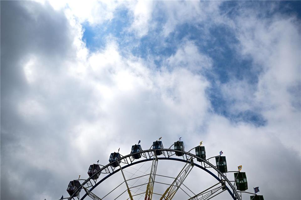 Ein 45 Meter hohes Riesenrad soll beim Hessentag in Fulda einen spektakulären Blick auf die Barockstadt ermöglichen. Und wer sich das Ja-Wort geben will, kann das in luftiger Höhe tun. (Symbolbild)Arne Dedert/dpa