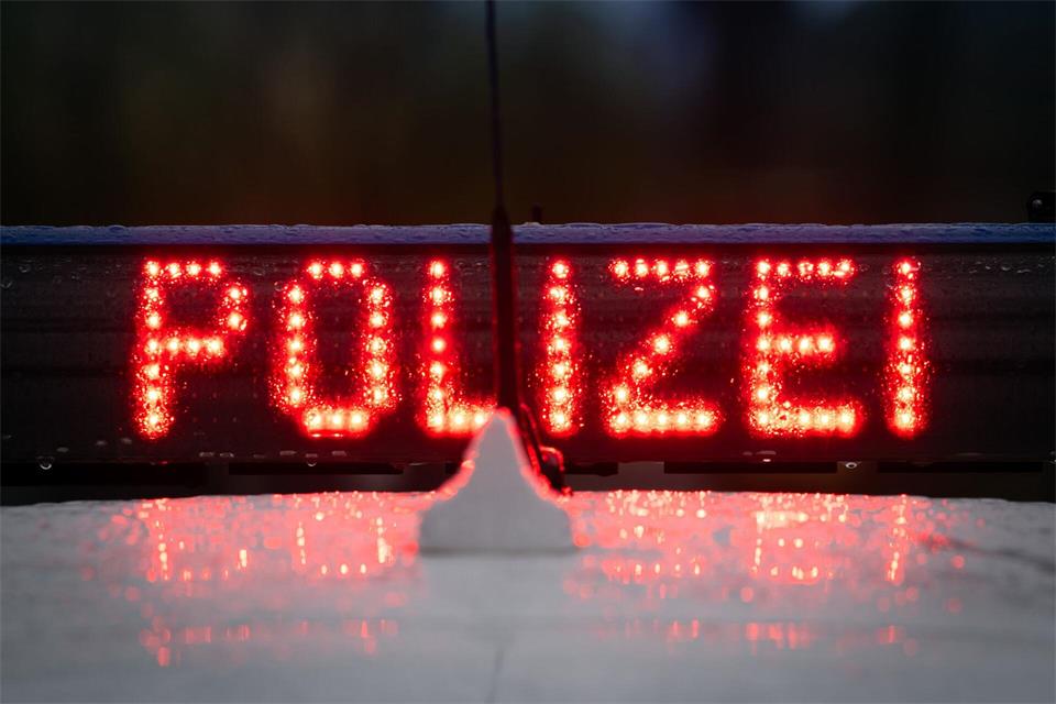 Ein 47-Jähriger ist an einer Straßenbahnhaltestelle in Grünwald auf die Gleise gestürzt und von einer einfahrenden Bahn erfasst worden. (Symbolbild)Soeren Stache/dpa