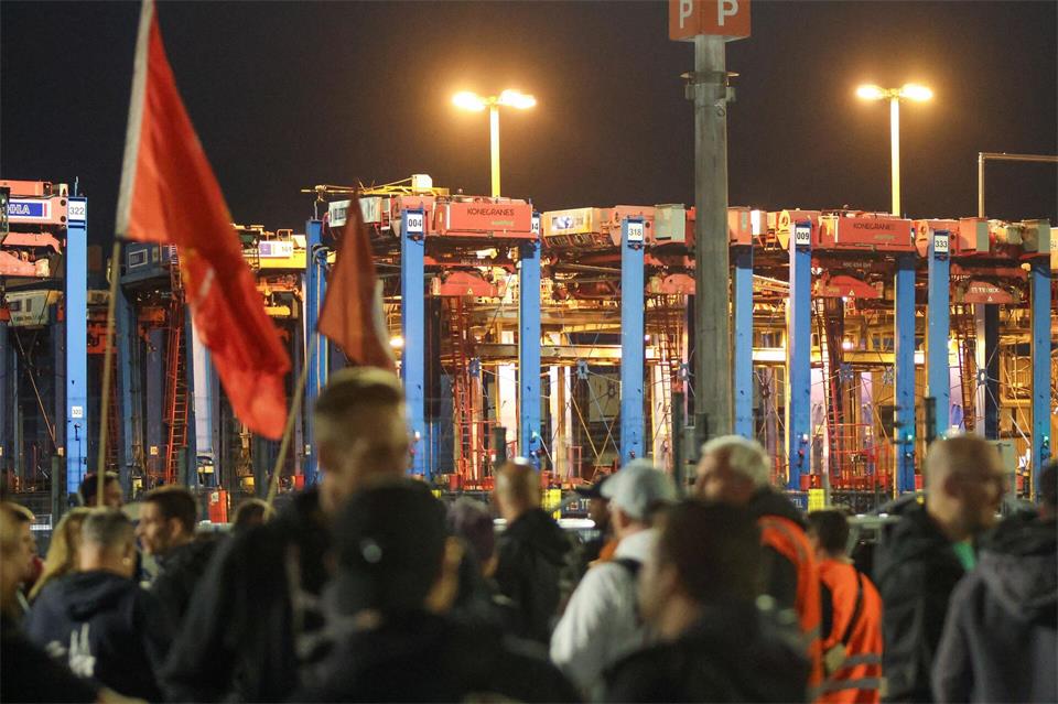 Ein 48-stündiger Warnstreik hat im Hamburger Hafen begonnen. Bodo Marks/dpa