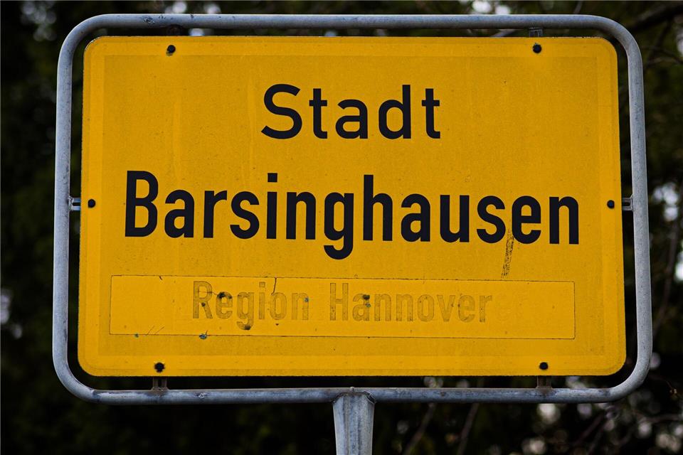 Ein 49 Jahre alter Mann soll eine 38-Jährige in Barsinghausen bei Hannover tödlich und die gemeinsame 13-jährige Tochter lebensgefährlich verletzt haben.Moritz Frankenberg/dpa