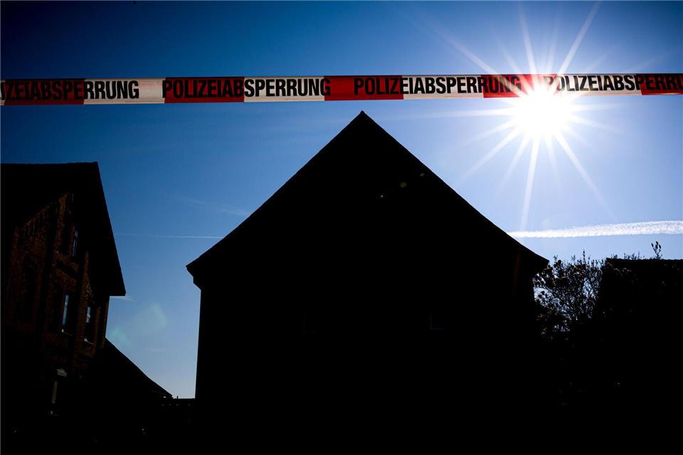 Ein 49-jähriger Mann soll seine 38-jährige Partnerin in Barsinghausen tödlich und die gemeinsame 13-jährige Tochter lebensgefährlich verletzt haben. Vier weitere Kinder befanden sich zum Zeitpunkt der Tat in der Wohnung.Moritz Frankenberg/dpa