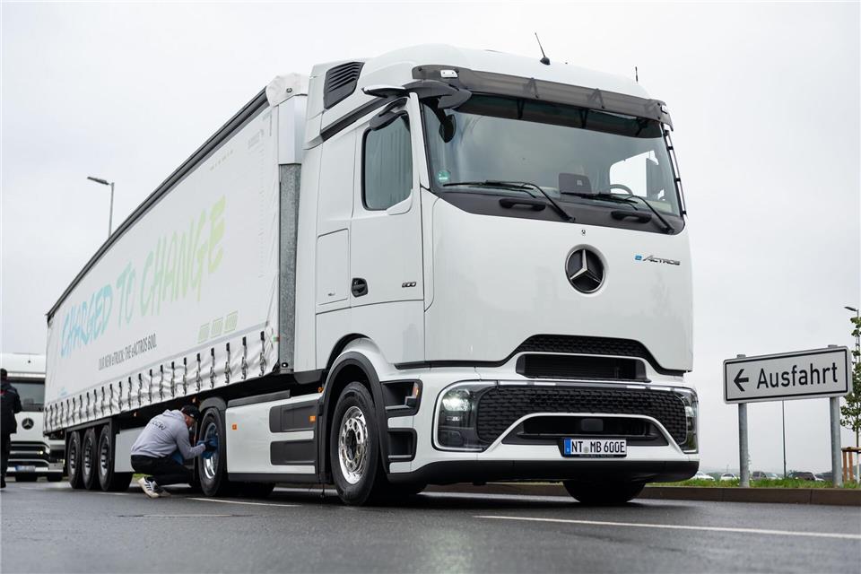 Ein 50-Jähriger will mit einem E-Lkw mehr als 100 Kilometer rückwärts über eine Rennstrecke fahren. (Archivfoto)  Jonas Walzberg/dpa