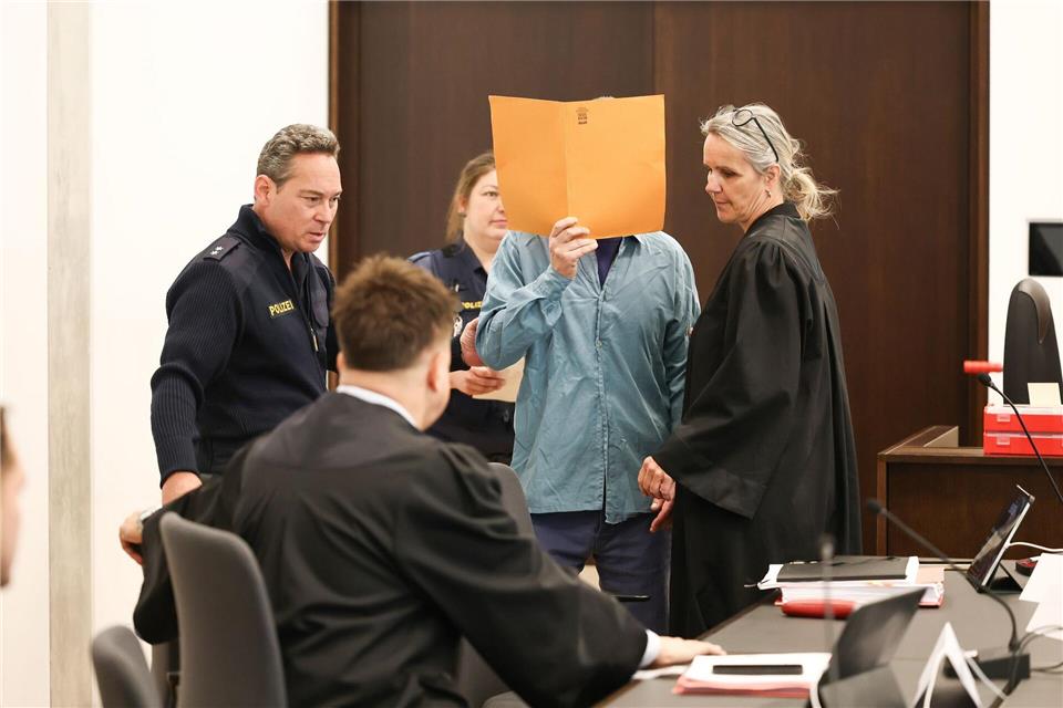 Ein 51 Jahre alter Mann steht in Nürnberg vor Gericht, weil er seine Ehefrau erdrosselt und ihre Leiche anschließend im Wald vergraben haben soll.Daniel Löb/dpa