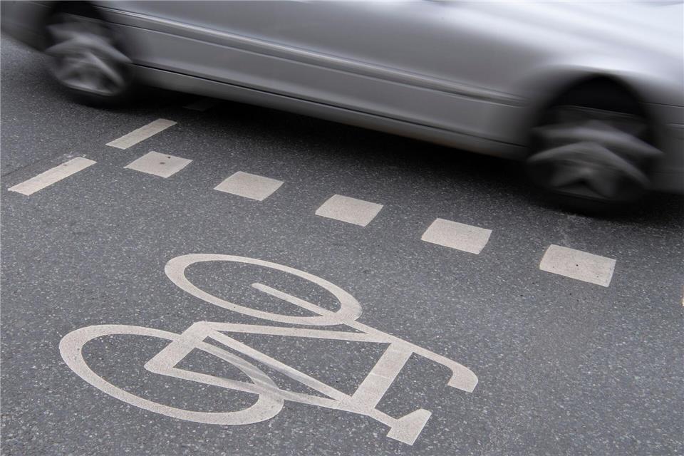 Ein 57-jähriger Fahrer eines Pedelecs ist wenige Tage nach einem Verkehrsunfall gestorben. (Symbolbild)Boris Roessler/dpa