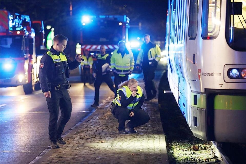 Ein 59 Jahre alter Fußgänger wurde in der Nacht zum Samstag von einer Straßenbahn erfasst und eingeklemmt. Uncredited/dpa