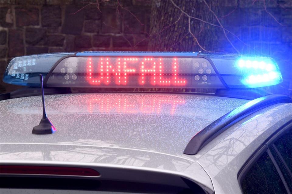 Ein 60-Jähriger ist bei einem Unfall auf der Kreisstraße OA 34 bei Oy-Mittelberg im Landkreis Oberallgäu ums Leben gekommen. (Symbolbild)Carsten Rehder/dpa