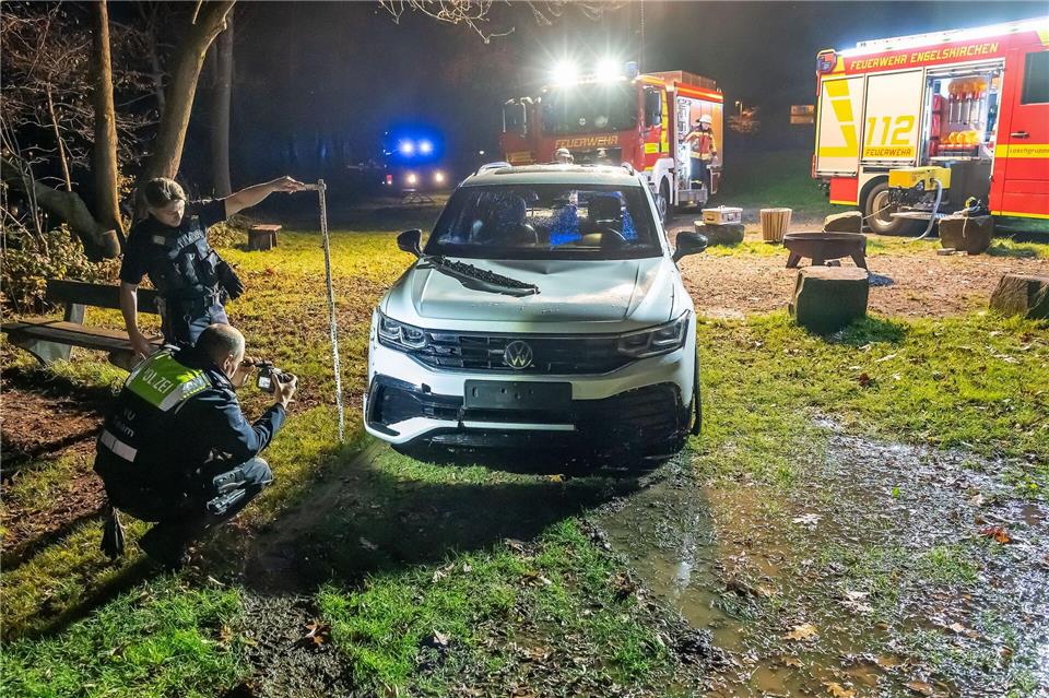 Ein 62-Jähriger ist mit seinem Wagen aus noch ungeklärter Ursache in einen Stausee des Flusses Agger gefahren.Markus Klümper/der sauerlandreporter/dpa