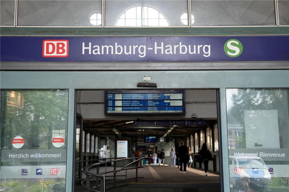 Ein 62-Jähriger überquert am Bahnhof Harburg mehrere Gleise, um seinen Zug rechtzeitig zu erreichen. (Symbolbild)Marcus Brandt/dpa