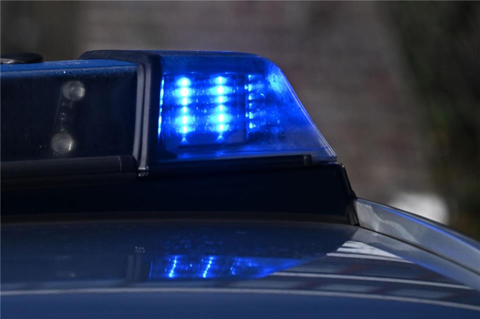 Ein 64-Jähriger befindet sich im Gleisbett am Bahnhof in Böhl-Iggelheim als ein Güterzug durchfährt. Nun ermittelt die Polizei. (Symbolbild)Bernd Weißbrod/dpa