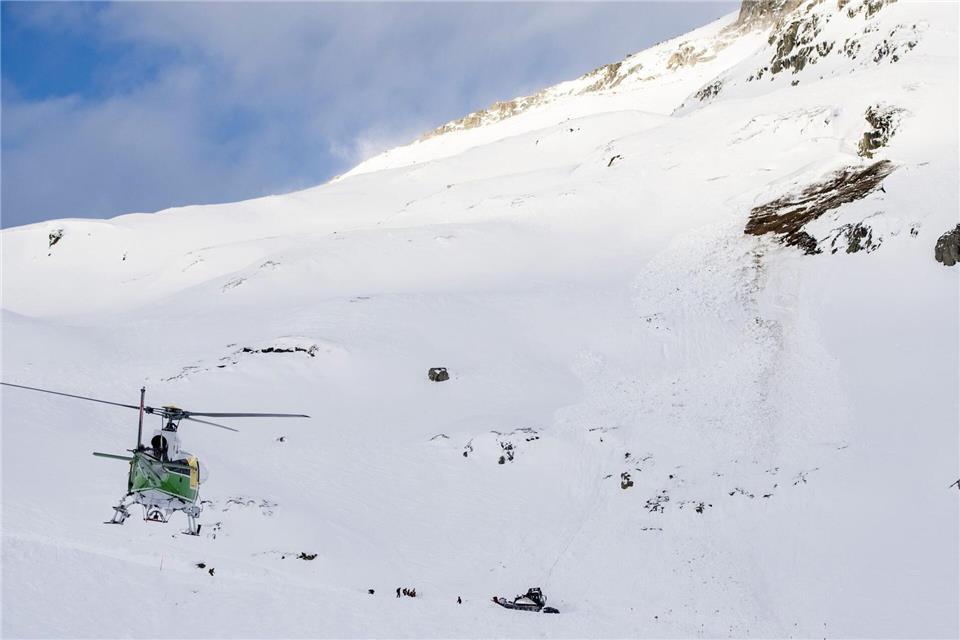 Ein 64 Jahre alter Skitourengeher aus dem Raum Berchtesgaden hatte Glück im Unglück - ein Schneebrett hat ihn nur zum Teil verschüttet, er konnte gerettet werden. (Symbolbild)Urs Flueeler/KEYSTONE/dpa