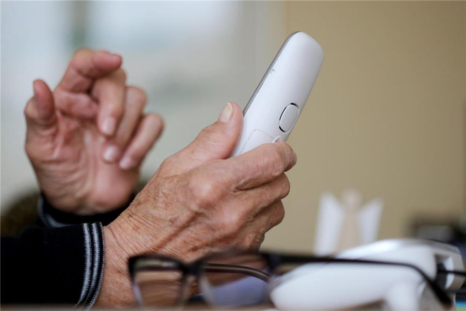 Ein 70-Jähriger aus Mittelfranken erhielt einen betrügerischen Telefonanruf – und wäre beinahe darauf hereingefallen. (Symbolbild)Roland Weihrauch/dpa