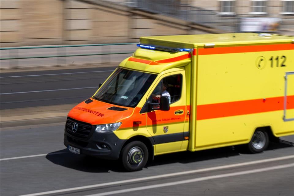 Ein 70-Jähriger stürzt mit seinem Fahrrad und stirbt noch an der Unfallstelle. (Symbolbild)Monika Skolimowska/dpa