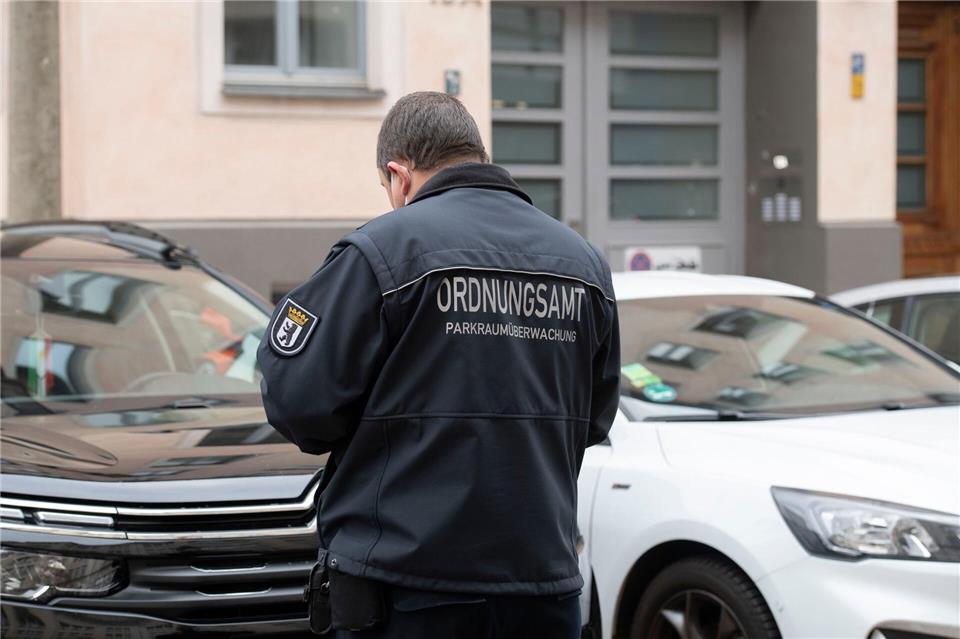 Mann greift Stadtmitarbeiter mit Rute an Ein 71-Jähriger schlug dem Mitarbeiter des Ordnungsamts mit einer Rute mehrmals auf den Kopf. (Symbolbild)Paul Zinken/dpa