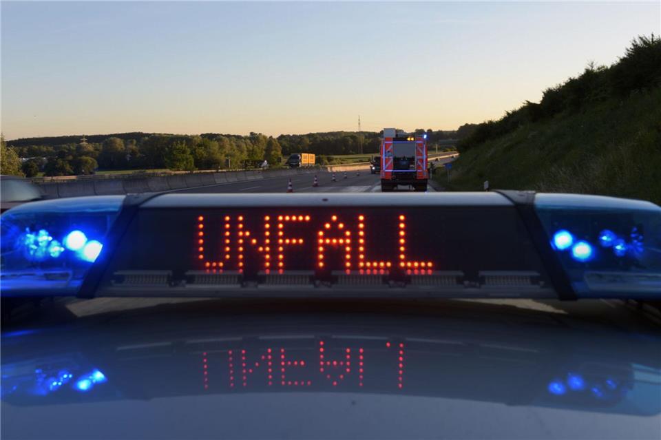 Ein 73-Jähriger kam zunächst mit seinem Auto und einem Anhänger auf die Gegenfahrbahn. (Symbolbild)Stefan Puchner/dpa