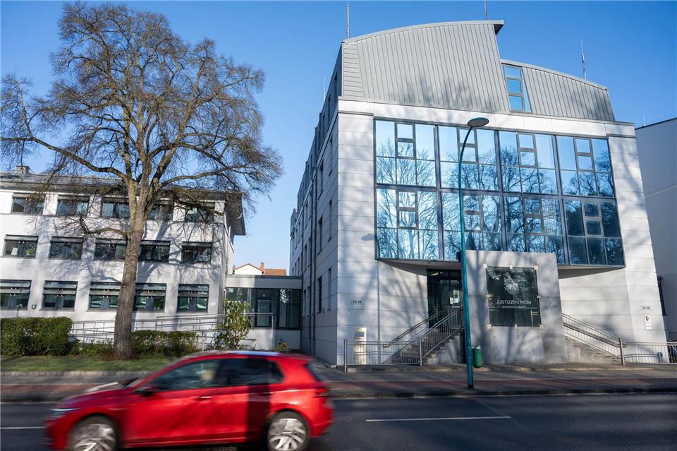 Mann wegen tödlicher Messerattacke auf Ehefrau vor Gericht Ein 75-Jähriger ist vor dem Landgericht Neubrandenburg wegen Totschlags seiner Frau angeklagt. (Archivbild)Stefan Sauer/dpa