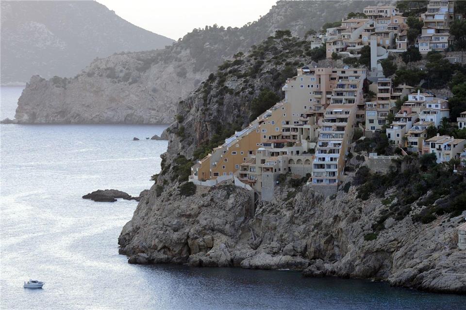Ein 79-jähriger Deutscher hat in Port d’Andratx auf Mallorca wochenlang tot in seiner Mietwohnung in einer Apartmentanlage am Meer gelegen. (Archivbild)picture alliance / dpa