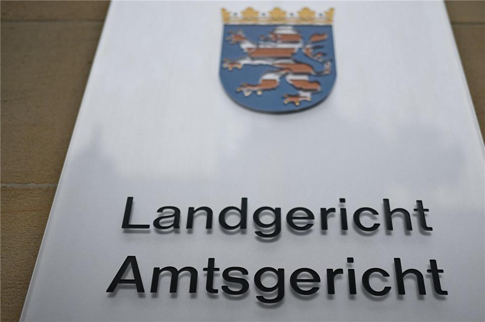 Ein 82-Jähriger muss sich wegen Mordvorwurfs im Landgericht Frankfurt verantworten. (Symbolbild)Arne Dedert/dpa