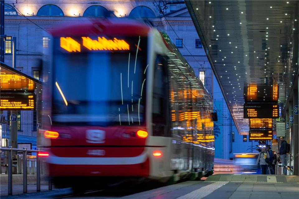 Ein ADAC-Test bescheinigt Chemnitz eine insgesamt gute Barrierefreiheit im Nahverkehr, sieht beim Einstieg und an einzelnen Haltestellen aber Verbesserungsbedarf. (Archivbild)Hendrik Schmidt/dpa