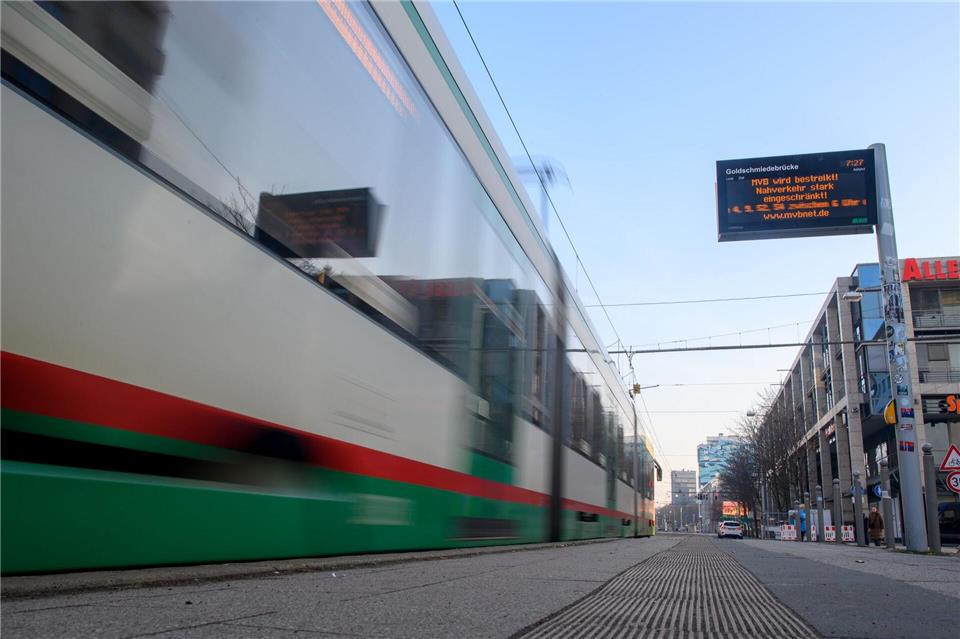 Ein ADAC-Test bescheinigt Magdeburg Fortschritte bei der Barrierefreiheit im Nahverkehr, sieht für blinde und sehbehinderte Menschen aber weiter Verbesserungsbedarf. (Archivbild) Klaus-Dietmar Gabbert/dpa