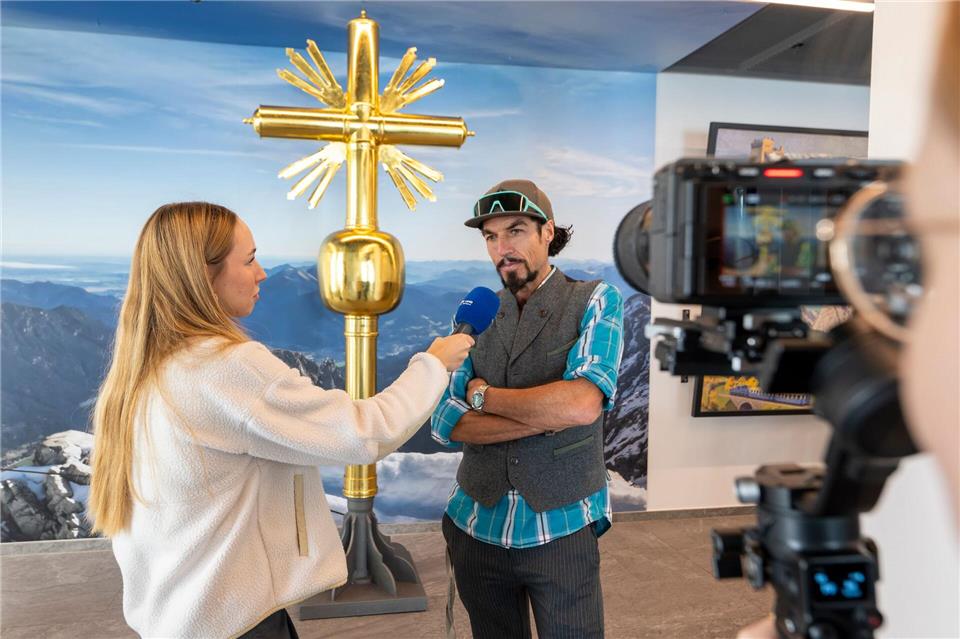 Ein Abbild des Kreuzes von Künstler Bernhard Rieger in der Bergstation ist offiziell für Aufkleber zugelassen. (Archivbild) Peter Kneffel/dpa