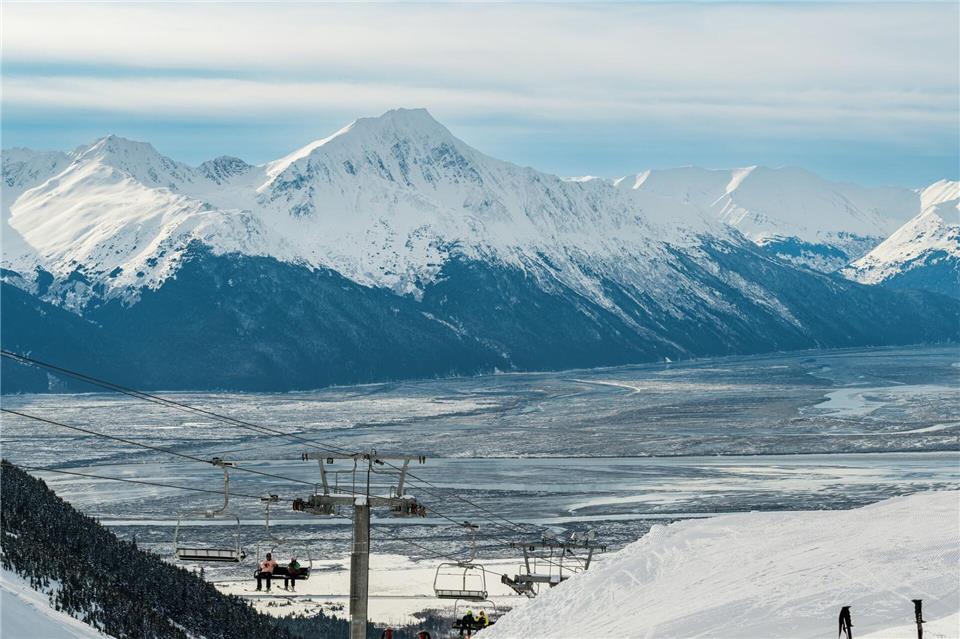 Ein Abenteuer der Extraklasse bietet Heliskiing in Alaska: Der Hubschrauberflug und die Abfahrt bieten Ausblicke, von denen viele nur träumen können.Neal Alfano/Miles Partnership/Travel Alaska/dpa-tmn