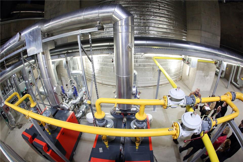 Ein Abriss des Energiebunkers war zu teuer, so funktionierte man ihn zu einem Kraftwerk zur Erzeugung erneuerbarer Energien um.Bodo Marks/dpa/dpa-tmn