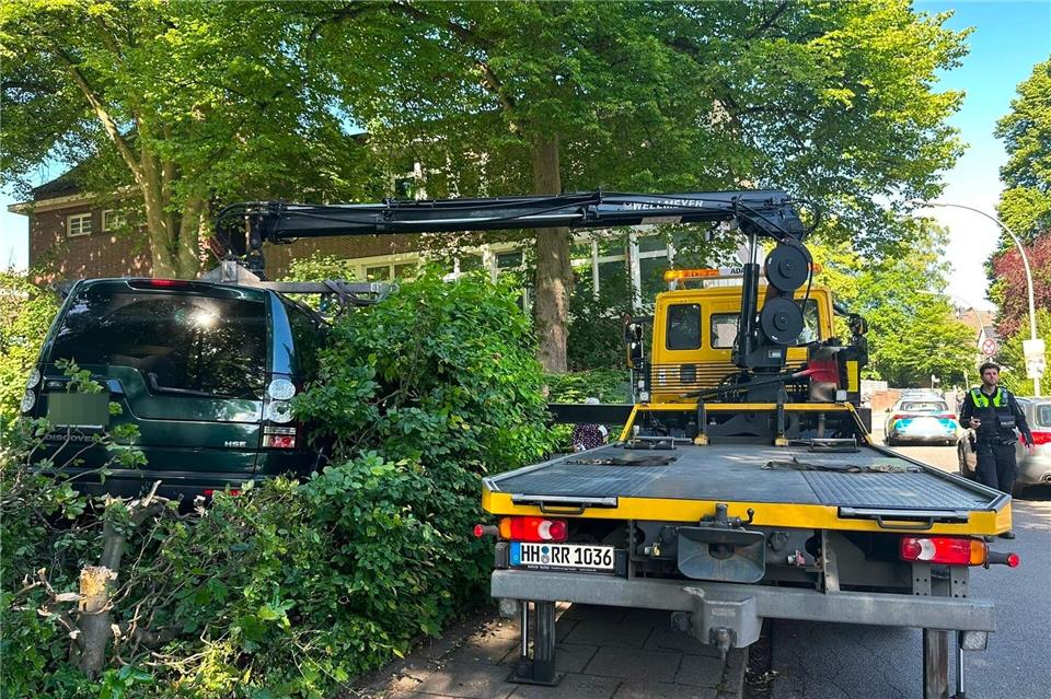 Ein Abschleppwagen bei der Bergung des Fahrzeugs.Katharina Heinemann/dpa