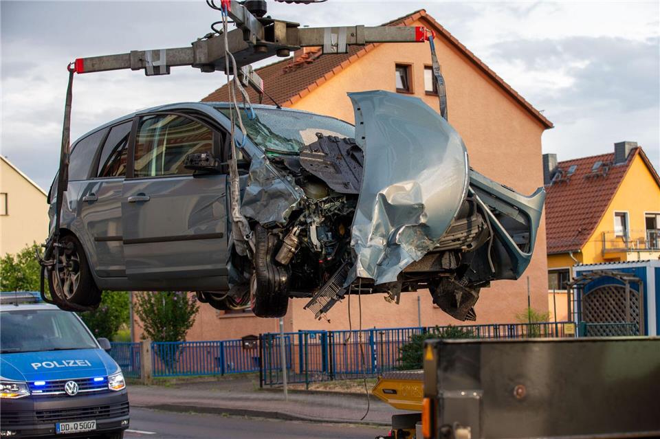 Ein Abschleppwagen hebt ein beschädigtes Auto auf die Ladefläche. Daniel Schäfer/dpa-Zentralbild/dpa