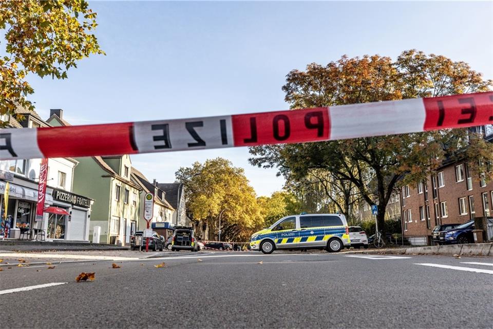 Tod nach Taser-Einsatz: Reul sagt Aufarbeitung zu Ein Absperrband der Polizei sichert den Einsatzort.