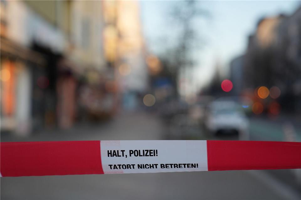 Ein Absperrband ist an einem Tatort in Berlin zu sehen. (Illustration) Manuel Genolet/dpa