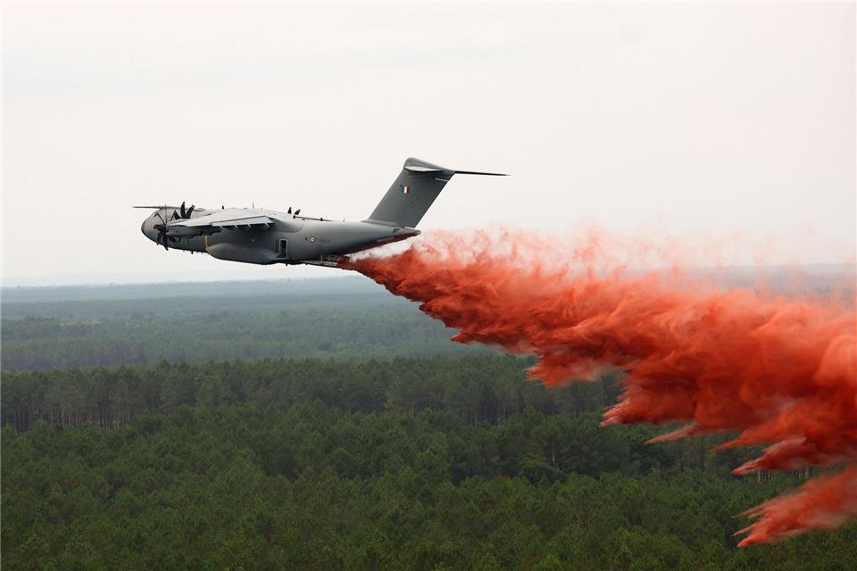 Ein Airbus A400M wirft Löschmittel über dem Waldbrand nahe Lacanau ab.Abdul Saboor/Pool Reuters/AP/dpa