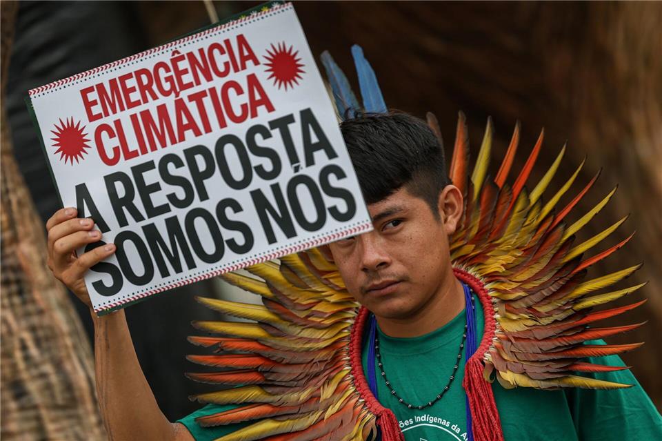 Ein Aktivist ist vor dem Gelände der Weltklimakonferenz in Brasilien zu sehen. (Archivbild)Marcelo Camargo/Agencia Brazil/dpa