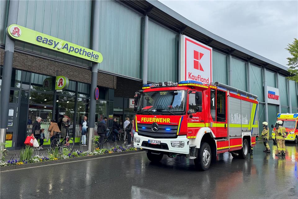 Ein Alarmknopf wurde böswillig eingeschlagen. Die Feuerwehr konnte nach einer Kontrolle des Gebäudes wieder abrücken.